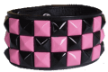 Armband mit schwarz/ pinken Pyramidennieten 3rhg