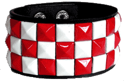 Armband mit rot/ weißen Pyramidennieten 3rhg - zum Schließen ins Bild klicken